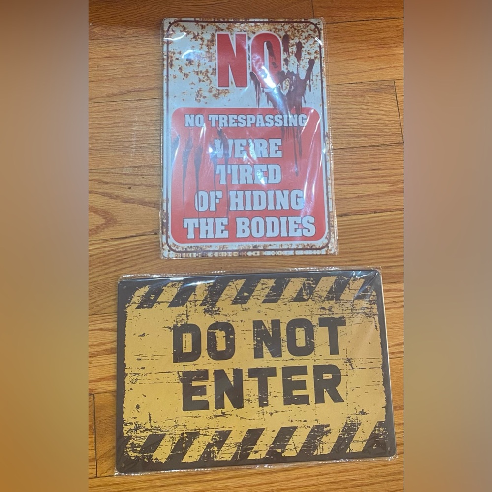 2 Halloween Metal Wall Signs “No Trespassing” & “Do Not Enter” – Spooky Décor